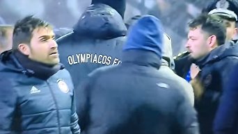 Матч в Греции между ПАОКом и Олимпиакосом отменен из-за нападения на тренера. Видео