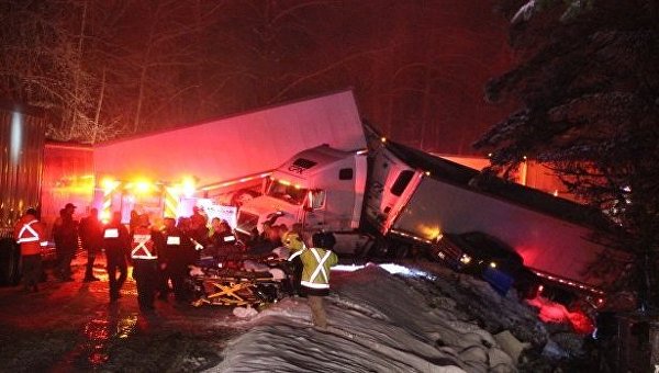 Столкновение двух грузовиков и двух автобусов в Канаде