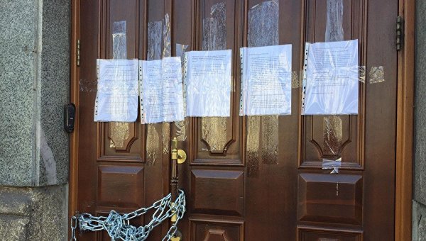 Двери Национального медицинского университета им. Богомольца были закрыты на цепь в день начала забастовки