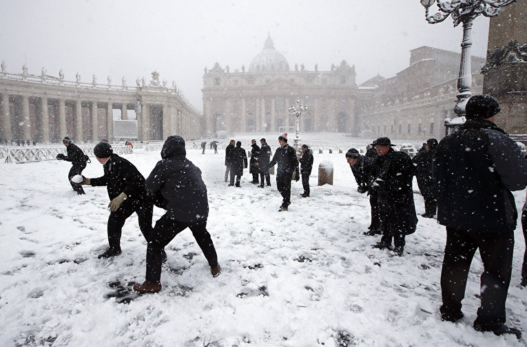 Рим засыпало снегом