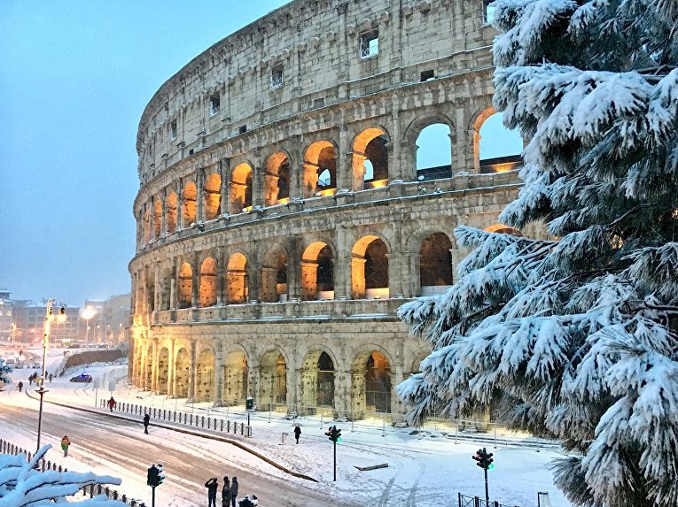 Рим засыпало снегом