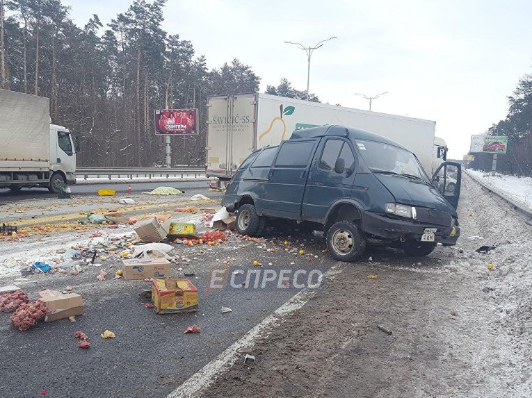 В Киеве иностранец на фуре разбил припаркованную машину, есть погибший и раненые