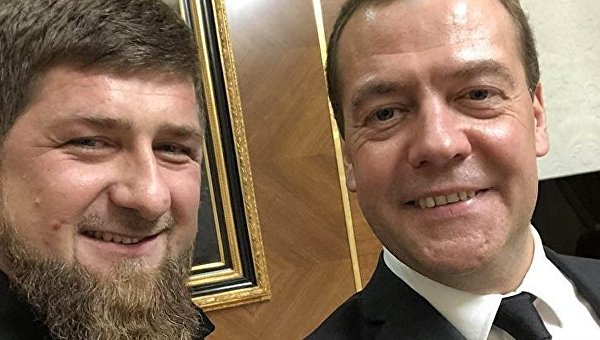 Селфи главы Чечни Рамзана Кадырова  премьер-министром России Дмитрием Медведевым.