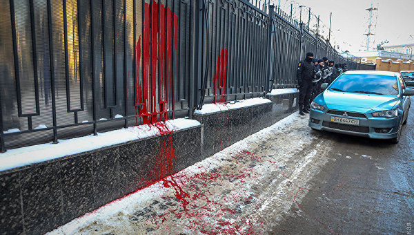 В Одессе активисты облили красной краской и закидали файерами консульство РФ