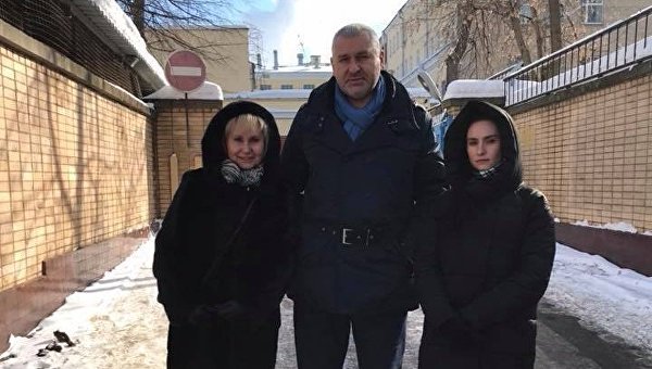 Марк Фейгин с женой и дочерью Сущенко