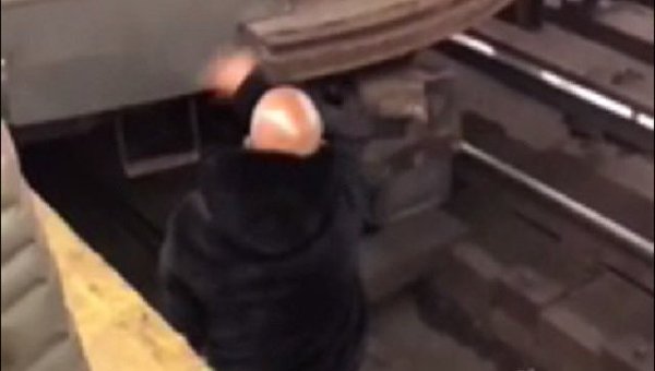 Мужчина прыгнул под поезд метро в Нью-Йорке