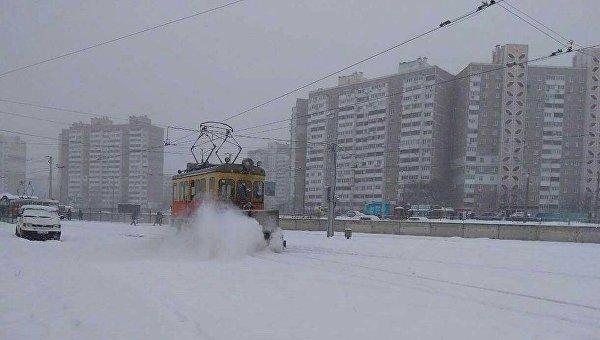 В Киеве чистят от снега трамвайные пути