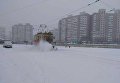 В Киеве чистят от снега трамвайные пути