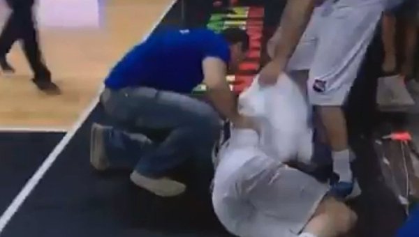 Баскетбольная стойка упала на игрока сборной Парагвая