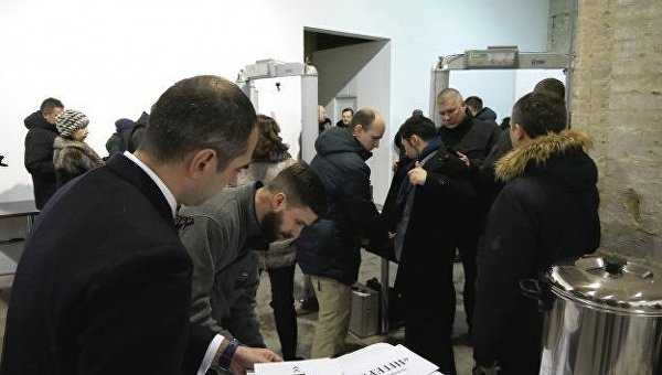 Работники Госуправления охраны проводят личный досмотр журналистов перед началом пресс-конференции Петра Порошенко