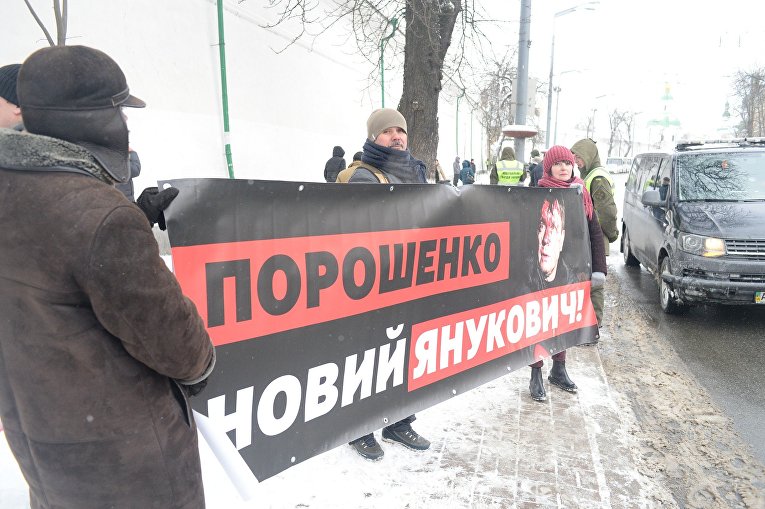 Митинг под  Мыстецьким Арсеналом перед пресс-конференцией президента Украина Петра Порошенко