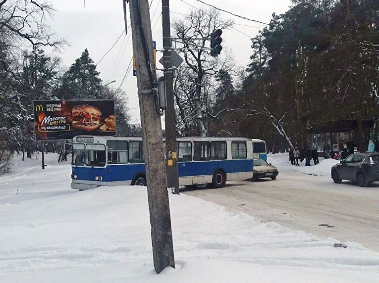 В Черкассах троллейбус вылетел с дороги