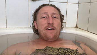 Австралиец принял ванну с живым крокодилом ради видео