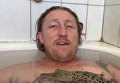 Австралиец принял ванну с живым крокодилом ради видео