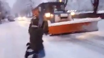 В Киеве встречают снегоуборочную технику. Видео
