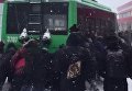 Харьковчане вытолкали троллейбус из сугрубов