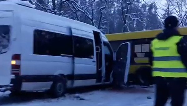 На Житомирской трассе в сторону Киева маршрутка протаранила автобус