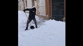 Василий Ломаченко расчищает вход в боксерский зал в Белгороде-Днестровском