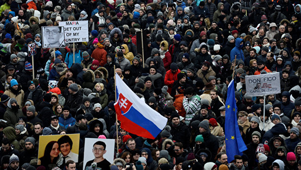 В Словакии тысячи людей вышли почтить память убитого журналиста Яна Куциака