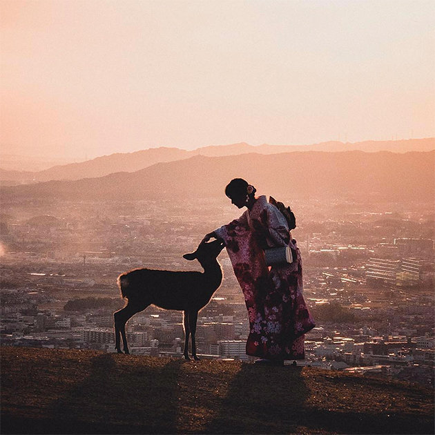 Сказочный кадр с женщиной в традиционной одежде и оленем снят в японской префектуре Нара