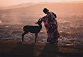 Сказочный кадр с женщиной в традиционной одежде и оленем снят в японской префектуре Нара