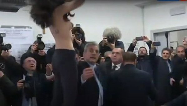Активистка Femen пыталась помешать Берлускони проголосовать в Милане