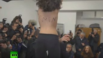 Активистка Femen оголилась перед Берлускони во время голосования