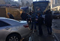 В Одессе люди на руках перенесли авто с трамвайных путей