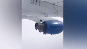 Очевидец заснял посадку самолета с отказавшим двигателем. Видео