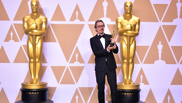 Актер Гэри Олдман позирует с Оскаром за лучшую мужскую роль в фильме Темные времена во время 90-й ежегодной премии Американской Киноакадемии