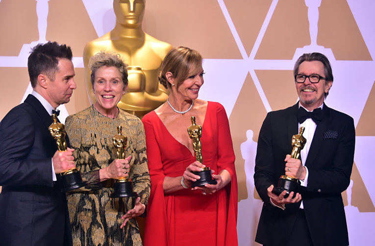 Актеры Сэм Рокуэлл, Фрэнсис МакДорманд, Эллисон Джанни и Гэри Олдман позируют со статуэтками Оскар во время 90-й ежегодной премии Американской Киноакадемии