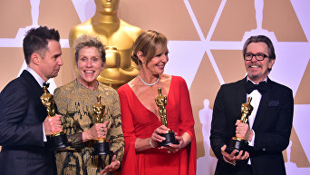 Актеры Сэм Рокуэлл, Фрэнсис МакДорманд, Эллисон Джанни и Гэри Олдман позируют со статуэтками Оскар во время 90-й ежегодной премии Американской Киноакадемии