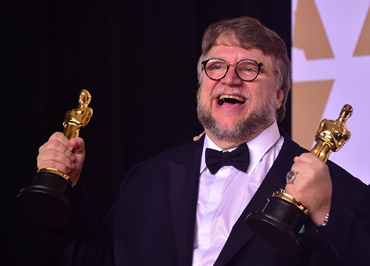 Режиссер Гильермо дель Торо позирует с двумя статуэтками Оскар в номинациях Лучший фильм и Лучший режиссер , фильм Форма воды, во время 90-й ежегодной премии  Американской Киноакадемии