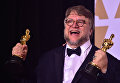Режиссер Гильермо дель Торо позирует с двумя статуэтками Оскар в номинациях Лучший фильм и Лучший режиссер , фильм Форма воды, во время 90-й ежегодной премии  Американской Киноакадемии