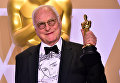 Писатель Джеймс Ивори позирует  с «Оскаром» за лучший адаптированный сценарий «Назови меня своим именем» во время 90-й ежегодной премии Американской Киноакадемии