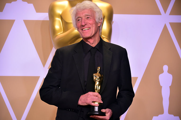 Роджер Дикинс позирует со статуэткой Оскар за лучшую операторскую работу в кинофильме Бегущий по лезвию 2049