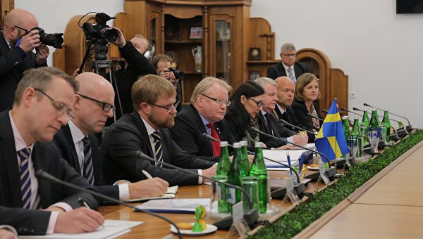 Vинистр обороны Швеции Петр Хультквист (в центре) во время встречи в Министерстве обороны Украины