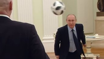 Путин и Инфантино чеканят мяч в видеоролике ФИФА. Видео