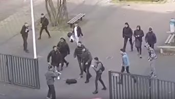 В Нидерландах студенты отбились от мужчины c ножами. Видео