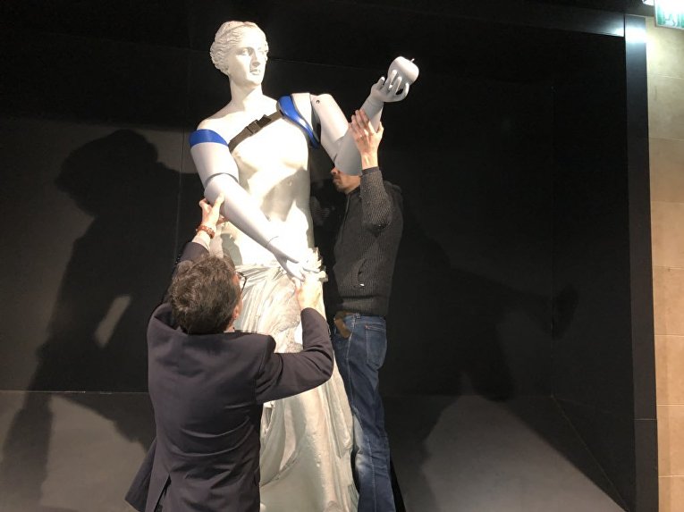 Во Франции Афродите и другим скульптурам надели 3D-протезы