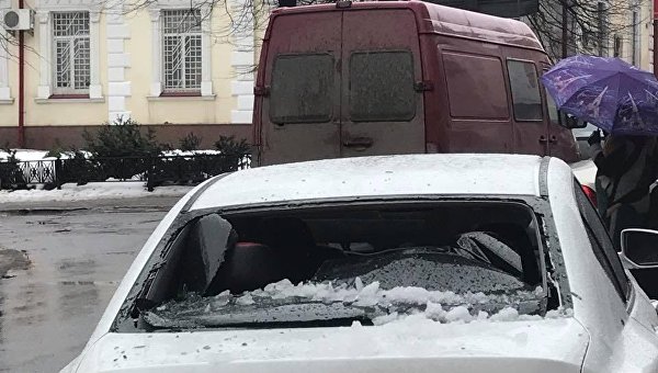 Глыба снега упала на авто в Тернополе, в котором находилась беременная