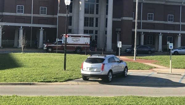Школа в Алабаме, возле которой произошла стрельба