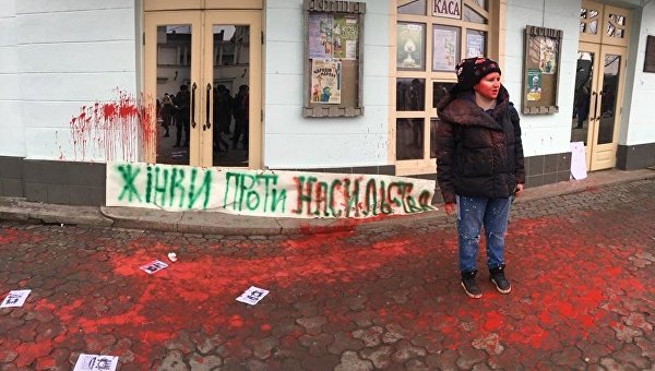 Участников акции по защите прав женщин облили краской в Ужгороде