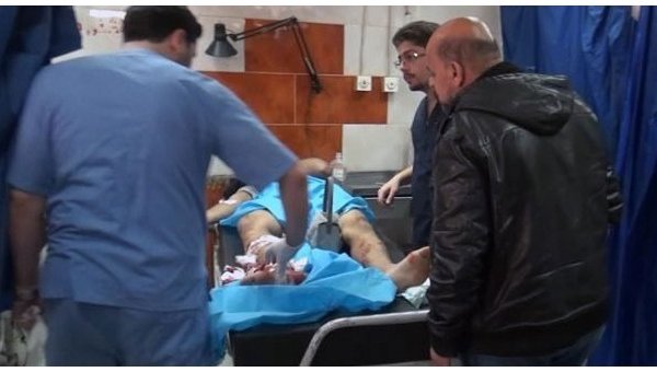 Раненый в результате обстрела террористов в Сирии. Архивное фото