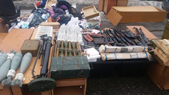 Оружие и боеприпасы, изъятые на КПВВ Майорск в Донецкой области
