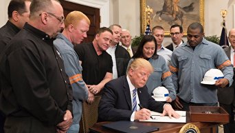 Трамп на церемонии подписания распоряжения о новых ввозных пошлинах на сталь и алюминий. Архивное фото