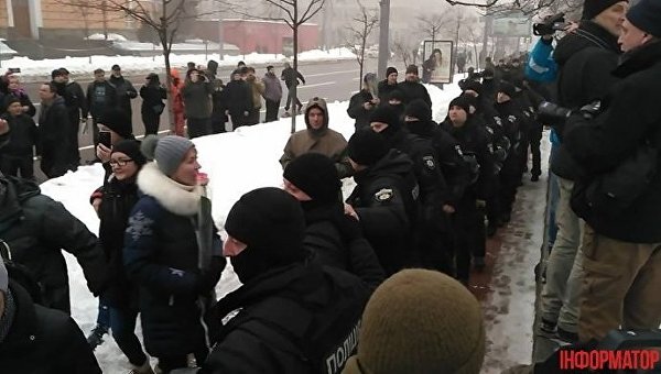 В Киеве активисты прорвались через полицию к памятнику Шевченко