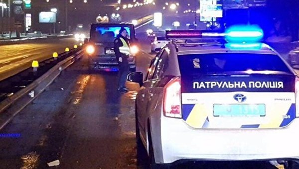 Боец Нацгвардии попал под авто, когда оказывал помощь пострадавшему в Киеве