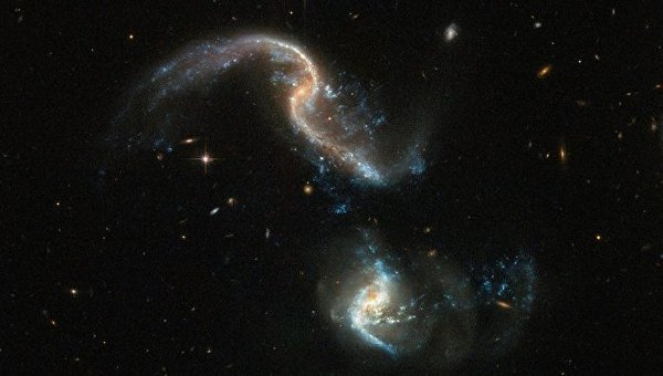 Процесс слияния галактик, снято с помощью телескопа Хаббл