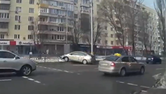 На видео попал момент аварии в Киеве с участием такси. Видео